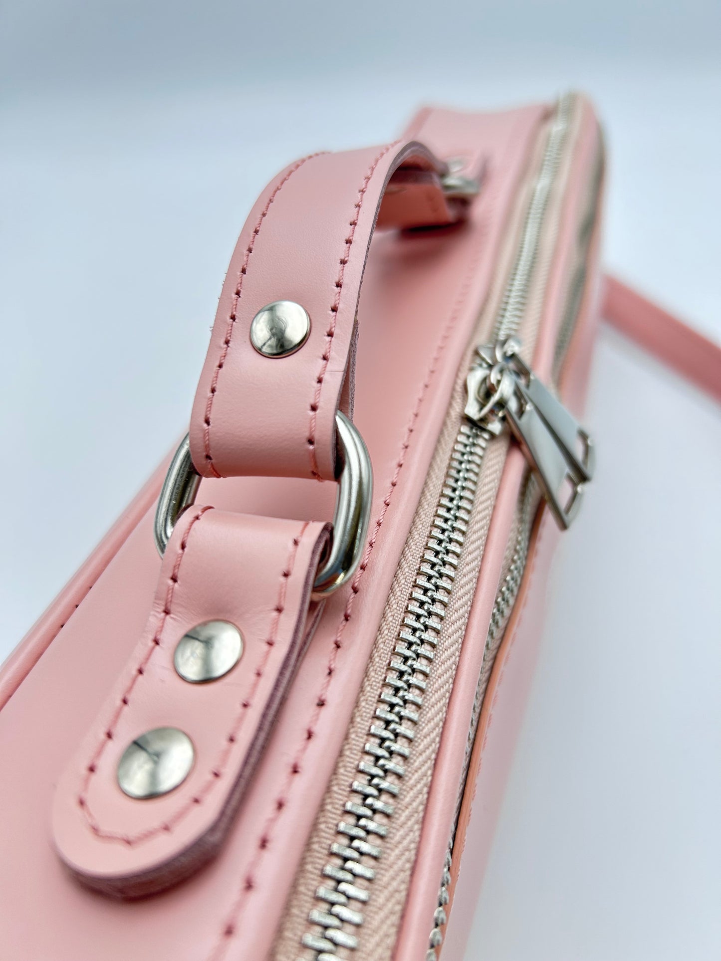 Flute Bag - Shiny pink leather with silver zipper and logo