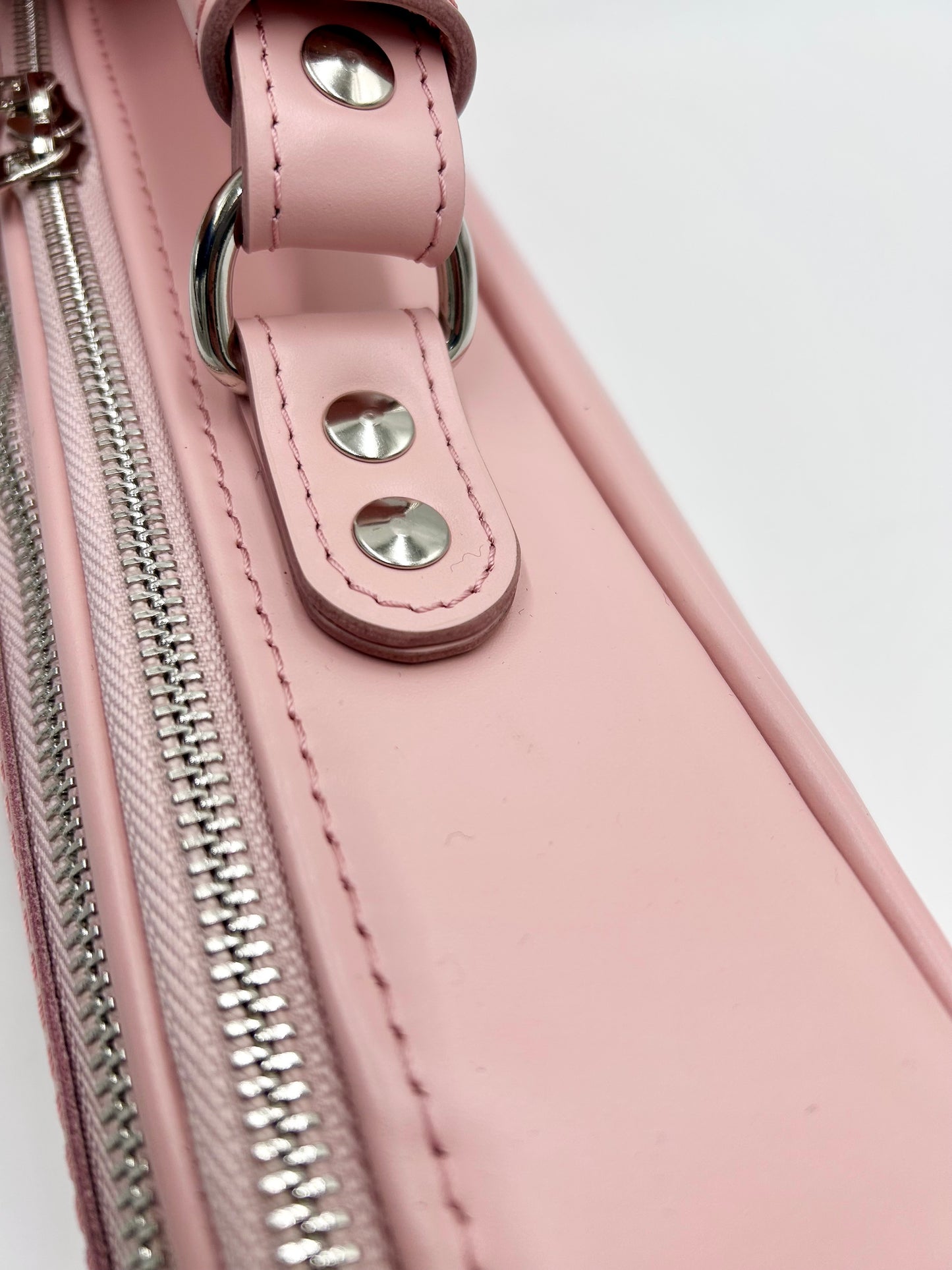 Flute Bag - Shiny pink leather with silver zipper and logo