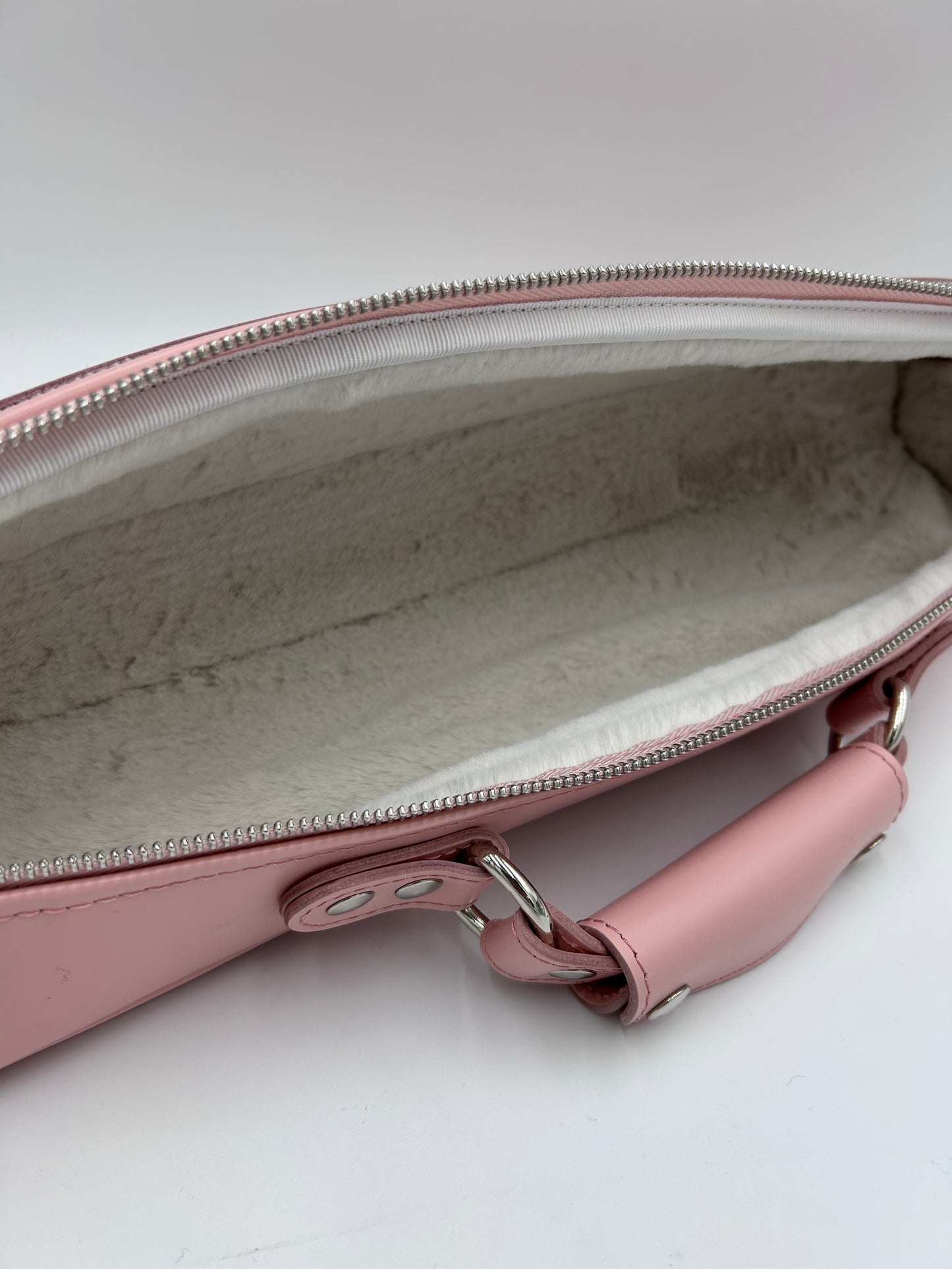 Flute Bag - Shiny pink leather with silver zipper and logo