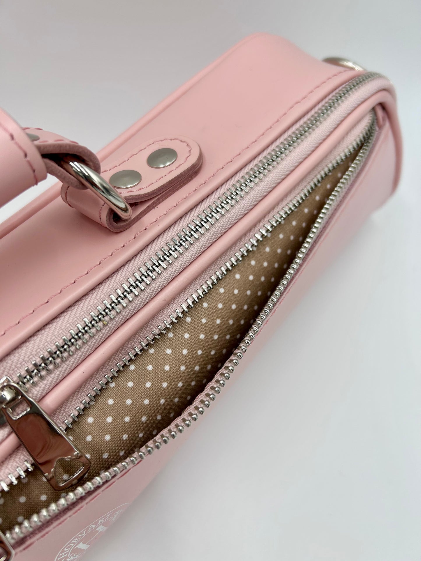 Flute Bag - Shiny pink leather with silver zipper and logo