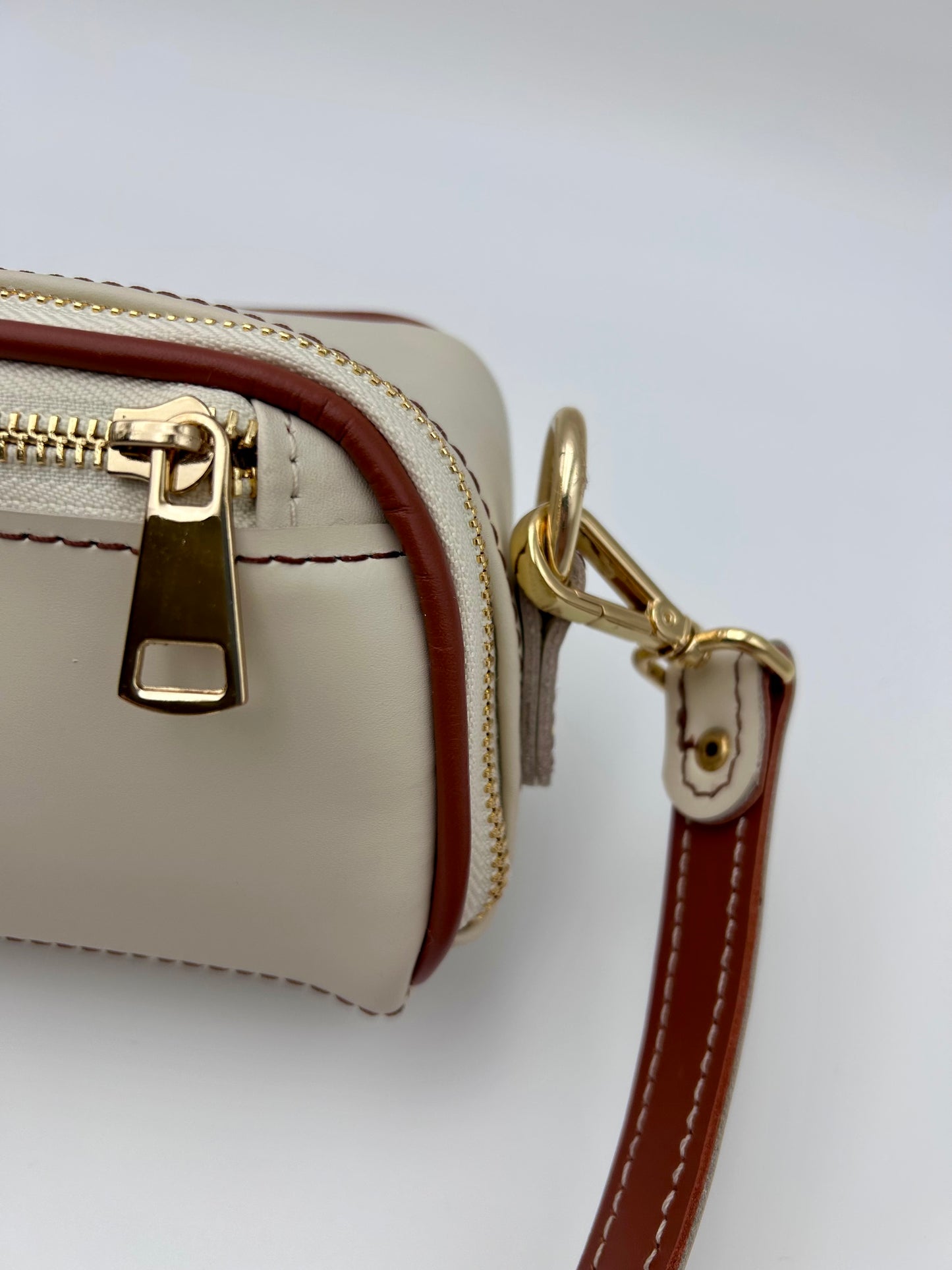 Flute Bag - Ivory coloured Leather with a pinch of brown in Rose's style.